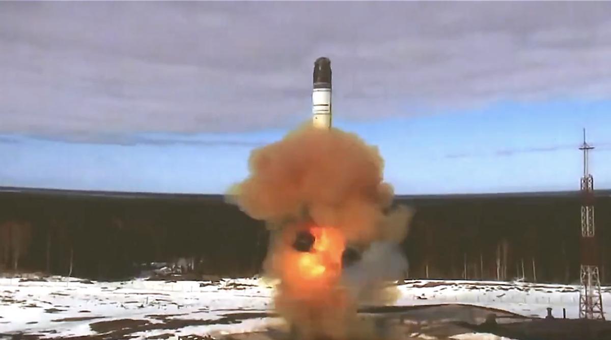 Archivo - Imagen de archivo del lanzamiento de un misil balístico intercontinental en Rusia