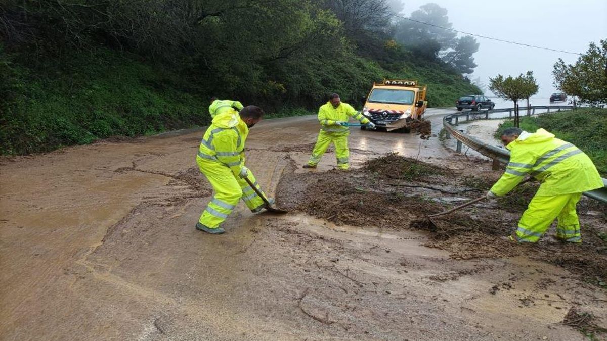 Trabajadores realizan labores de limpieza por el temporal en Gaucín.