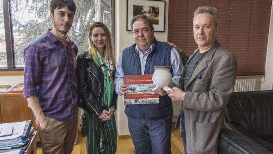 Jorge Godás, a la derecha, con el alcalde.  // FdV