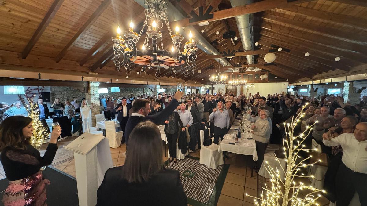Ambiente durante la cena del PP de Elche en un restaurante de Las Bayas anoche