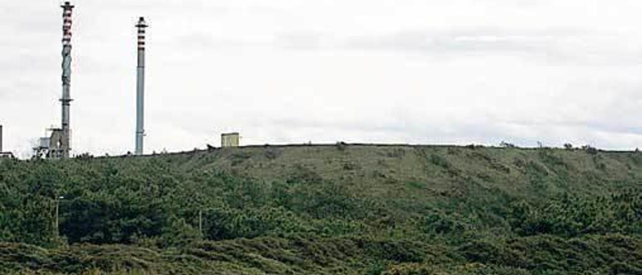 Chimeneas de Asturiana de Zinc en San Juan de Nieva.