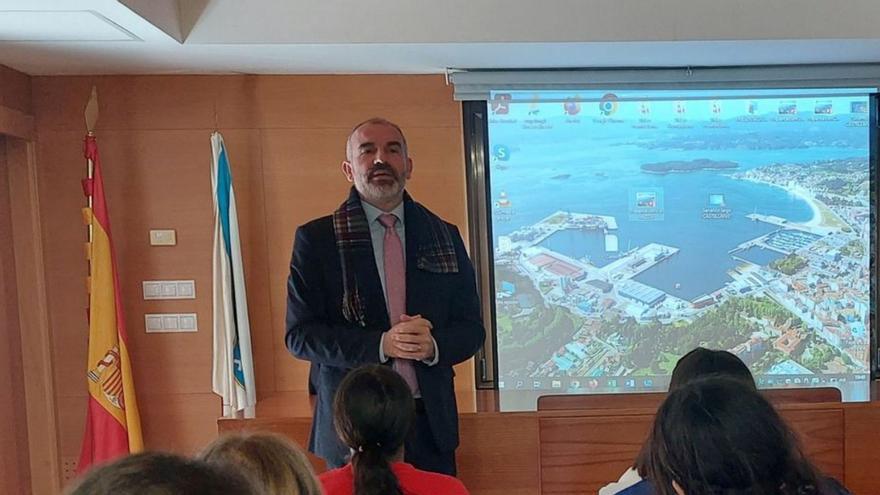 Alfonso Gallego, con una visita de estudiantes. |   // PUERTO DE VILAGARCÍA