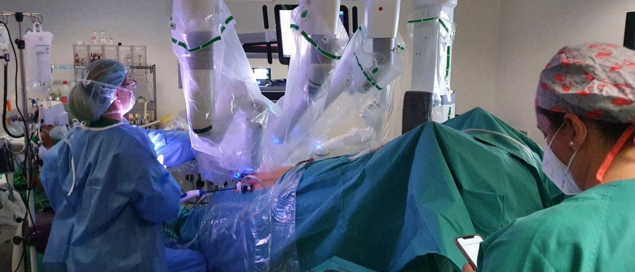 Un equipo quirúrgico del Hospital Universitario, durante una cirugía con el robot Da Vinci.  | // LOC