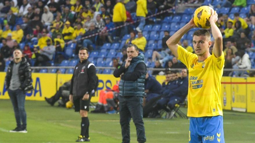 Daley Sinkgraven se dispone a sacar de banda durante el partido entre la UD y el Cádiz esta temporada. | | JUAN CASTRO