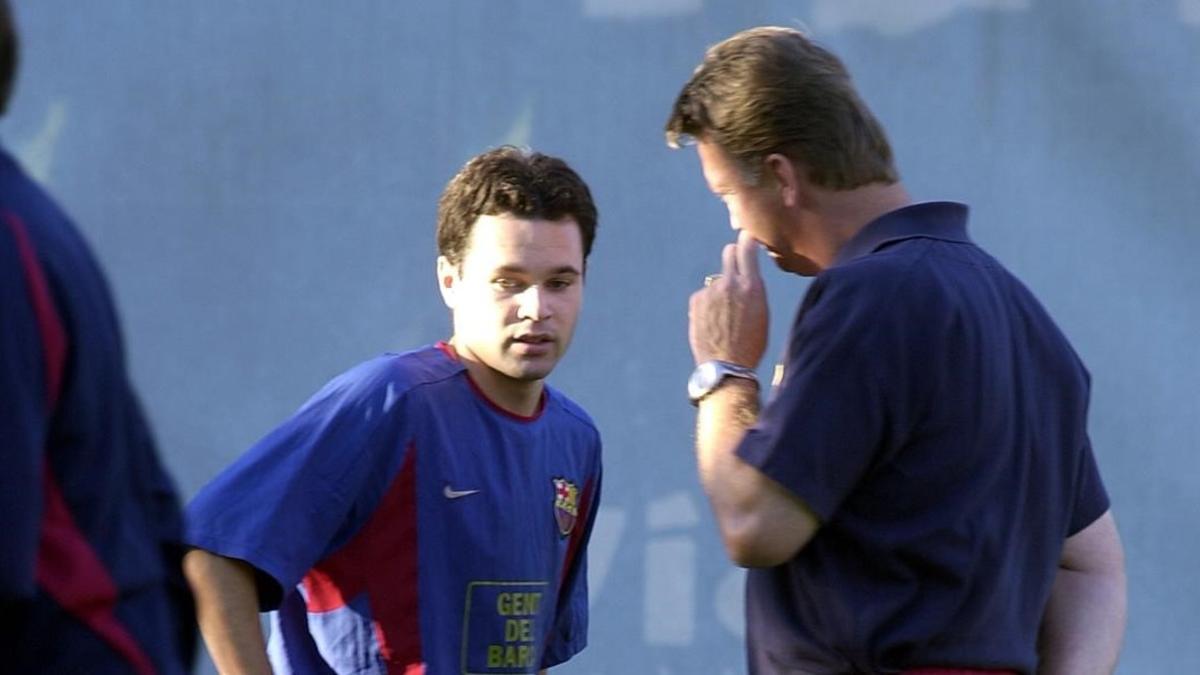 Andrés Iniesta y Louis van Gaal, en octubre del 2002, días antes de su debut oficial con el primer equipo.