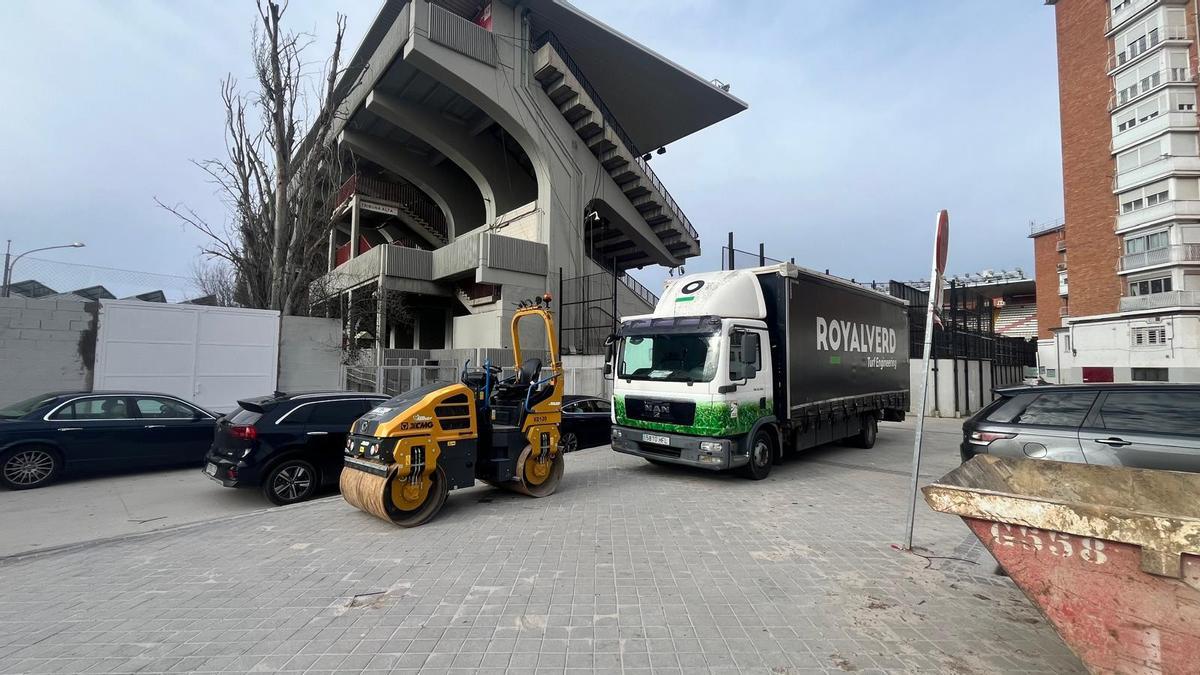 Un camión de Royalverd, empresa encargada de la instalación del césped de Vallecas.
