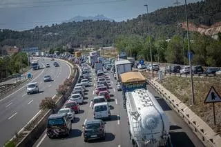Cortada totalmente la A-2 en dirección Barcelona en Òdena por el accidente de un camión
