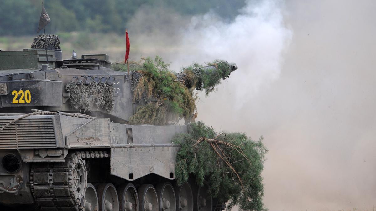 Ein Panzer Leopard 2A6 des Panzerlehrbataillones 93 der Bundeswehr schießt während eines Ausbildungsschießens auf dem Truppenübungsplatz Oberlausitz. Deutschland will in einem ersten Schritt 14 Leopard-Kampfpanzer des Typs 2A6 aus den Beständen der Bundeswehr in die Ukraine liefern. Das kündigte Regierungssprecher Hebestreit am Mittwoch in einer Mitteilung an.