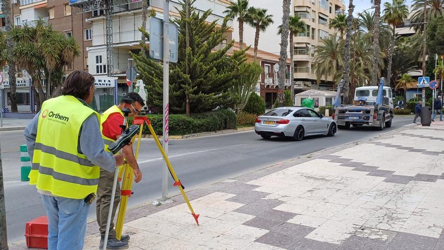 El acceso a los paseos de Torrevieja soporta 5.250 vehículos diarios en verano