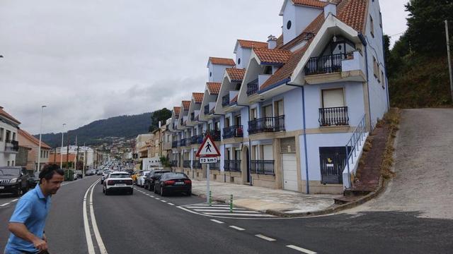 El vial de Loureiro a Castiñáns, que arranca desde la carretera PO-551. | SANTOS ÁLVAREZ