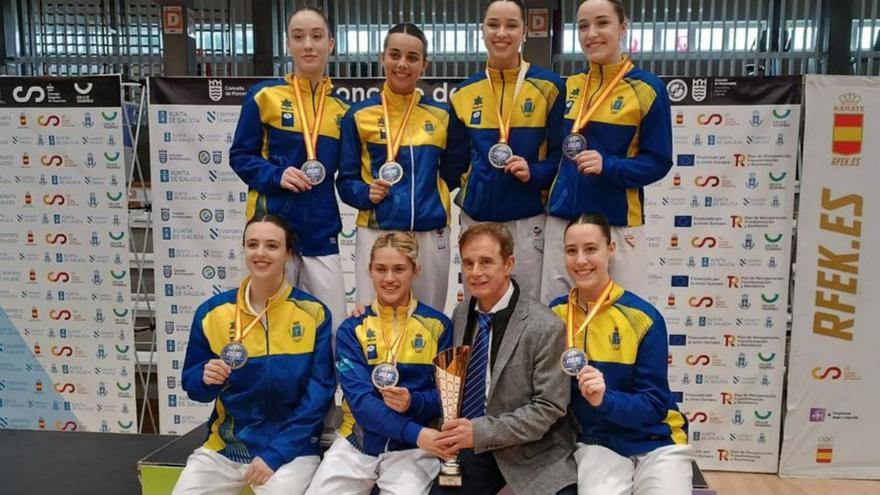 Histórico oro del equipo asturiano femenino de karate