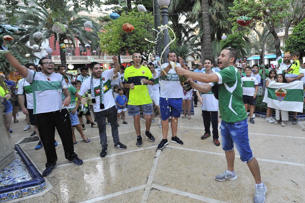 Elche se echa a la calle para celebrar el ascenso