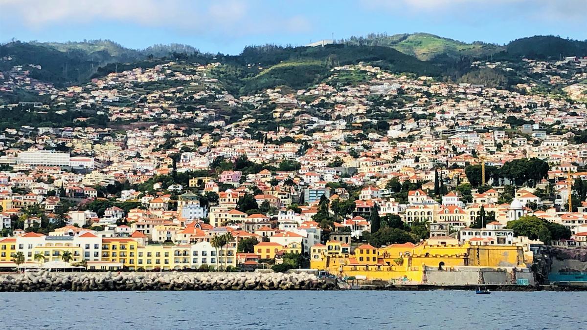 Panorámica de Funchal, desde el Atlántico.