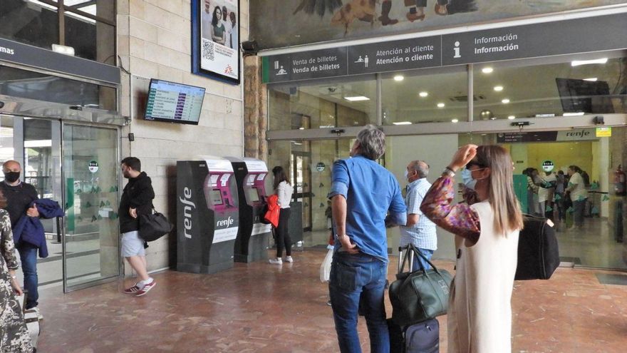 Viajeros en la estación del AVE en Ourense