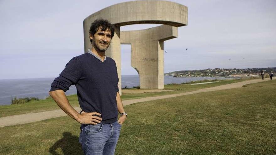 Mikel Chillida, ayer, junto al &quot;Elogio del horizonte&quot;.