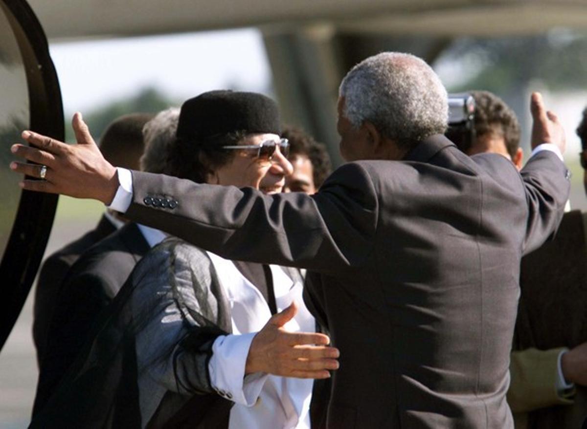 (13/6/1999) Nelson Mandela recibe a Gadafi a su llegada a Ciudad del Cabo.