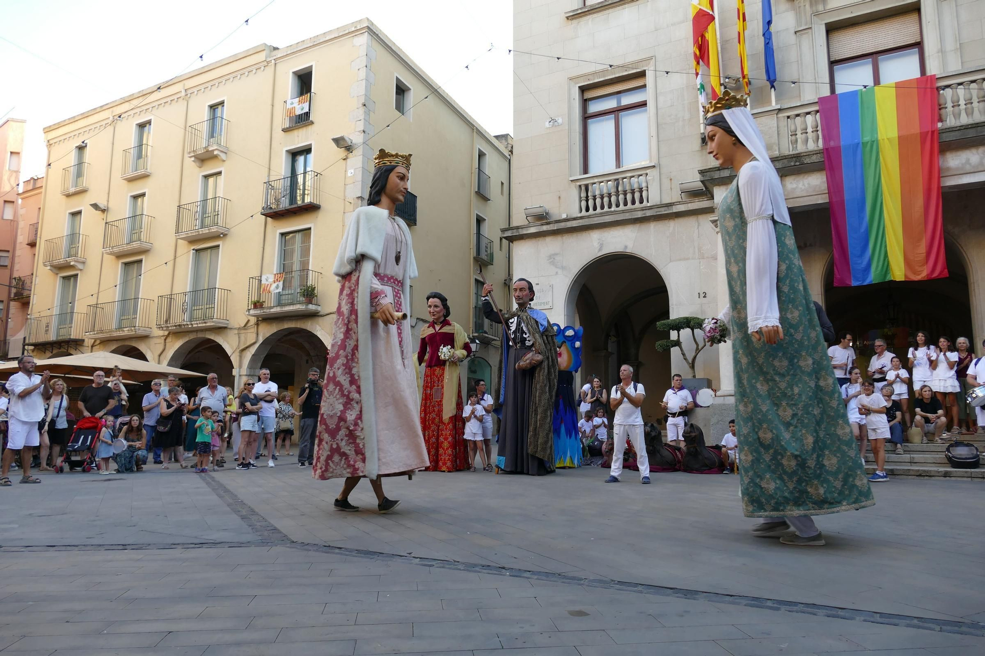Els gegants de Figueres animen les Festes de Sant Pere amb el ball del seguici i una exposició