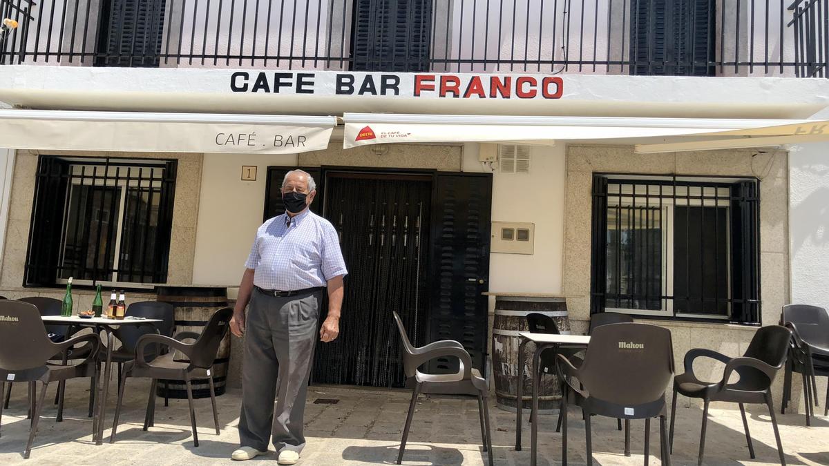 El fundador del Bar Franco de Belvís de Monroy posa a las puertas del establecimiento.