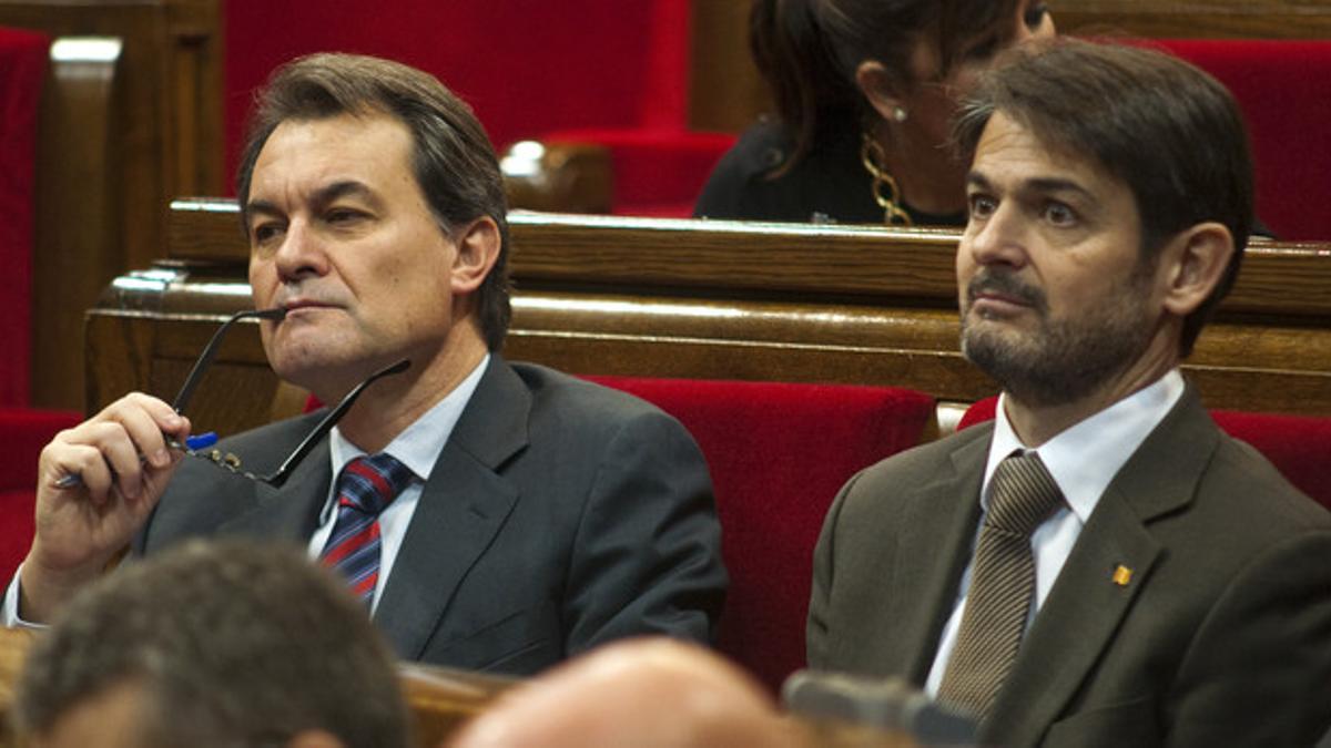 Oriol Pujol, a la diestra de Artur Mas, en la sesión de investidura del pasado diciembre en el Parlament.