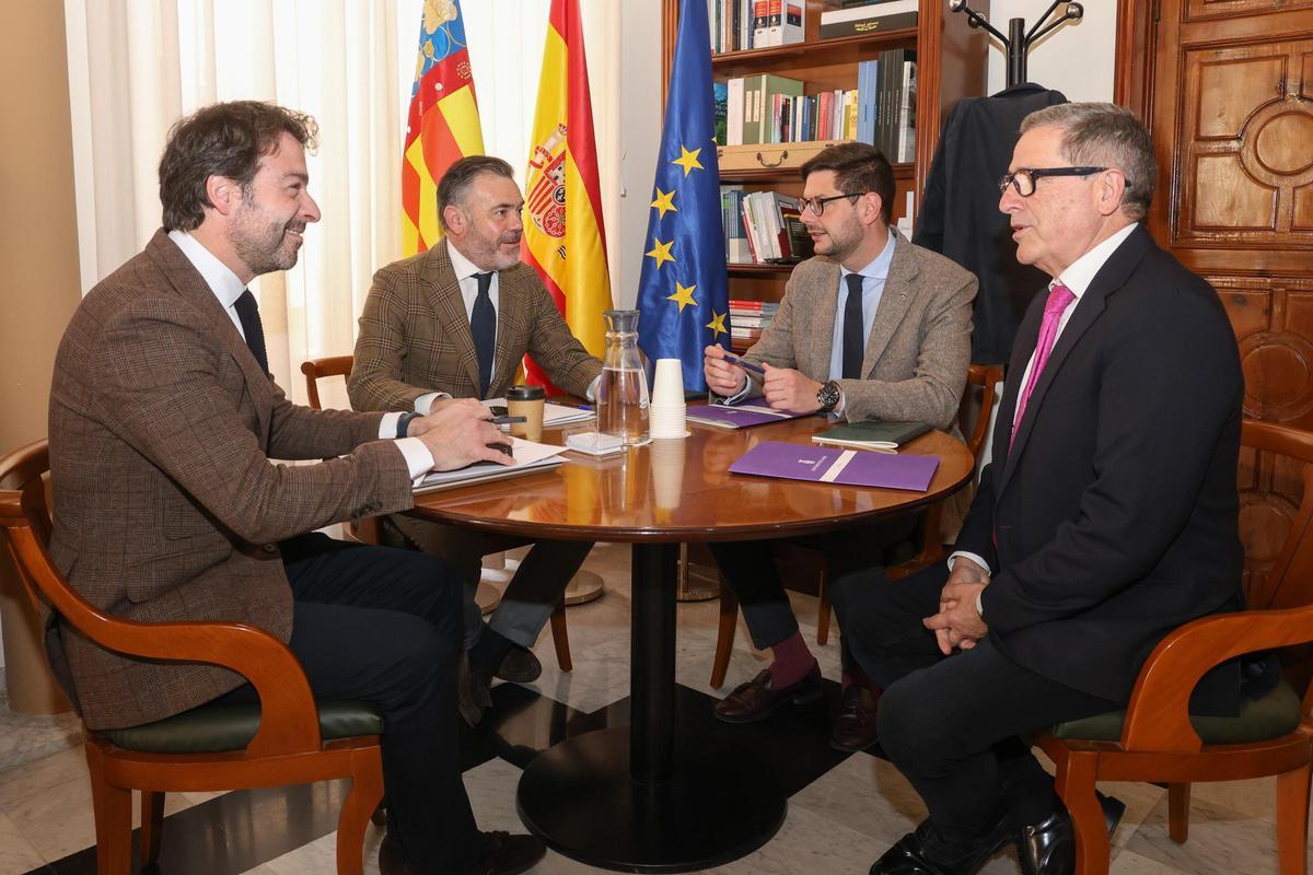 Reunión del alcalde de Gandia, el concejal y el vicepresidente segundo de la Generalitat.