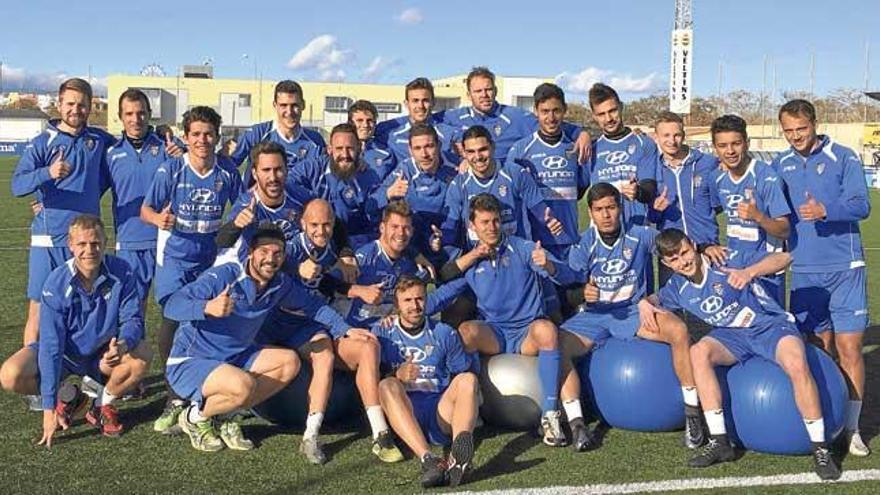 Plantilla del Atlético Baleares posando ayer en el césped de Son Malferit.