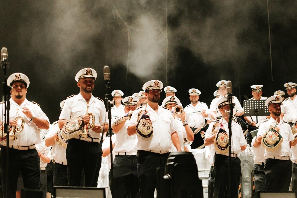 La banda de las Tres Caídas, junto a Saiko en La Cartuja este sábado durante una actuación en el Festival Puro Latino 2024