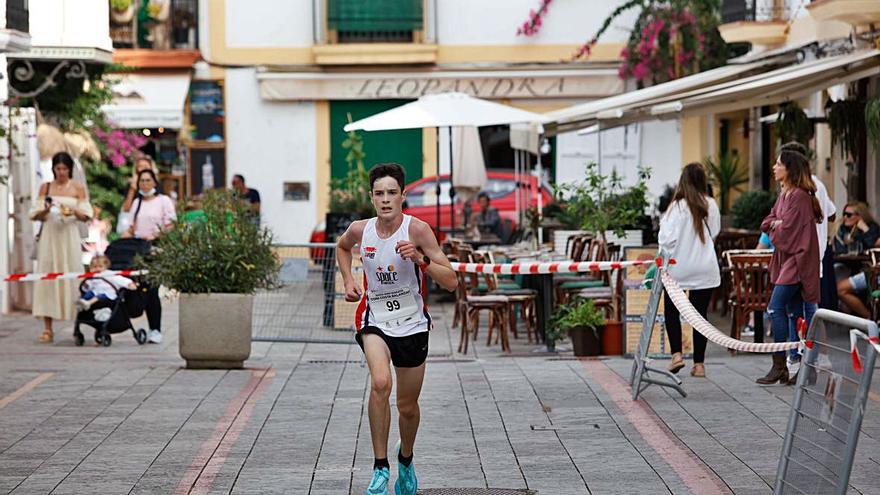 El joven Mark Roper, ganador masculino absoluto, en un momento de la prueba por Vila.