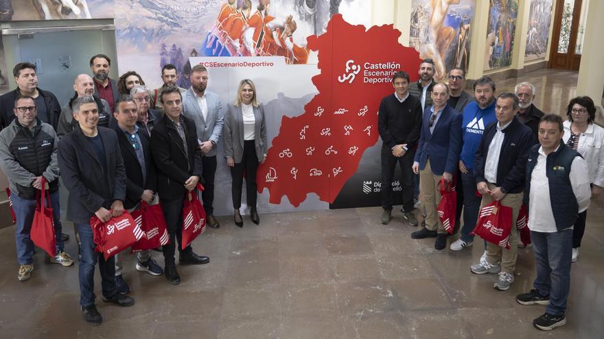 Marta Barrachina, junto al diputado Iván Sánchez, y representantes del mundo del deporte en Castellón.