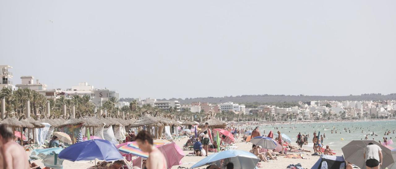 El arenal de Platja de Palma, ayer por la mañana, repleto de gente y especialmente turistas disfrutando del baño.