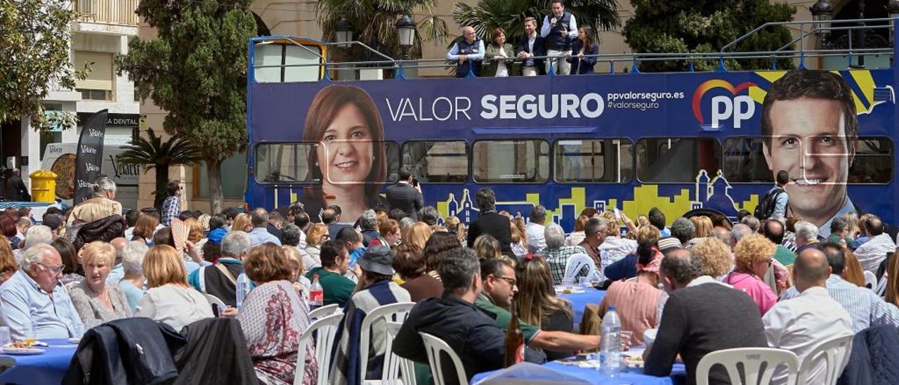 Isabel Bonig, candidata del PP a la Generalitat, ofreció ayer un mitin en un autobús en Gandia