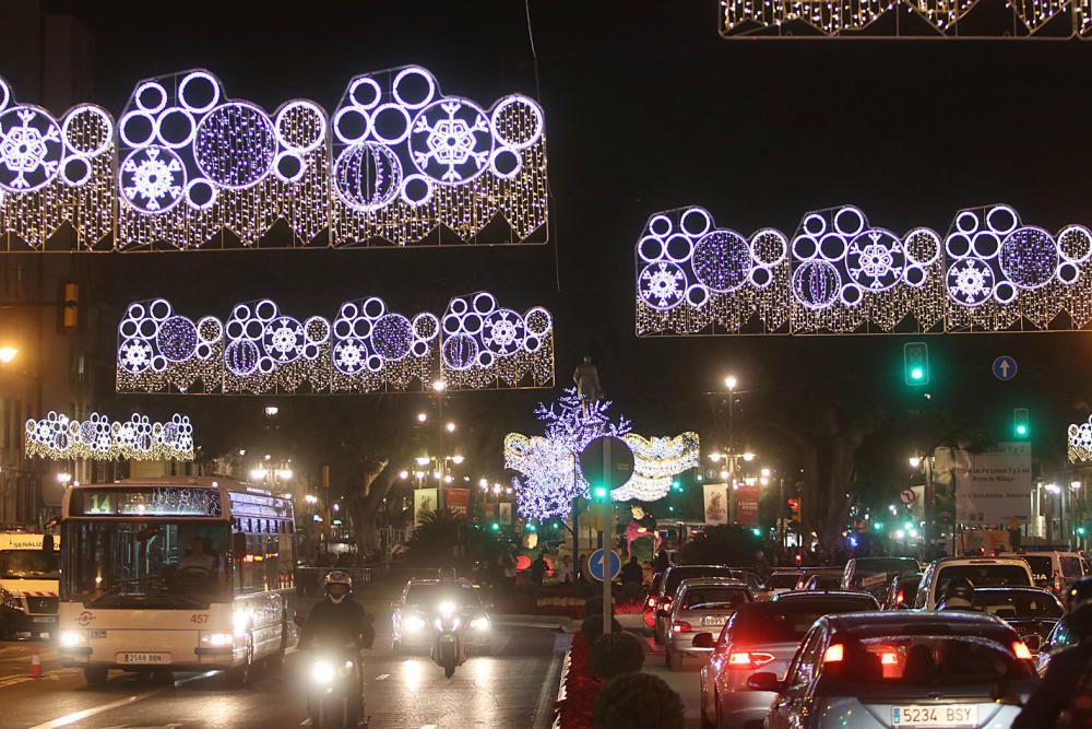 Un espectáculo de luz y sonido, actuaciones infantiles y un concierto de Siempre Así han dado la bienvenida a las fiestas en el Centro de Málaga