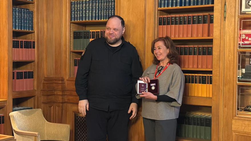 La presidenta del Congreso, Francina Armengol, ha recibido este lunes en Estocolmo la medalla de la Orden de la Princesa Olga de grado III, concedida por Ucrania en reconocimiento a aquellas mujeres que destacan en su labor en defensa de la dignidad human