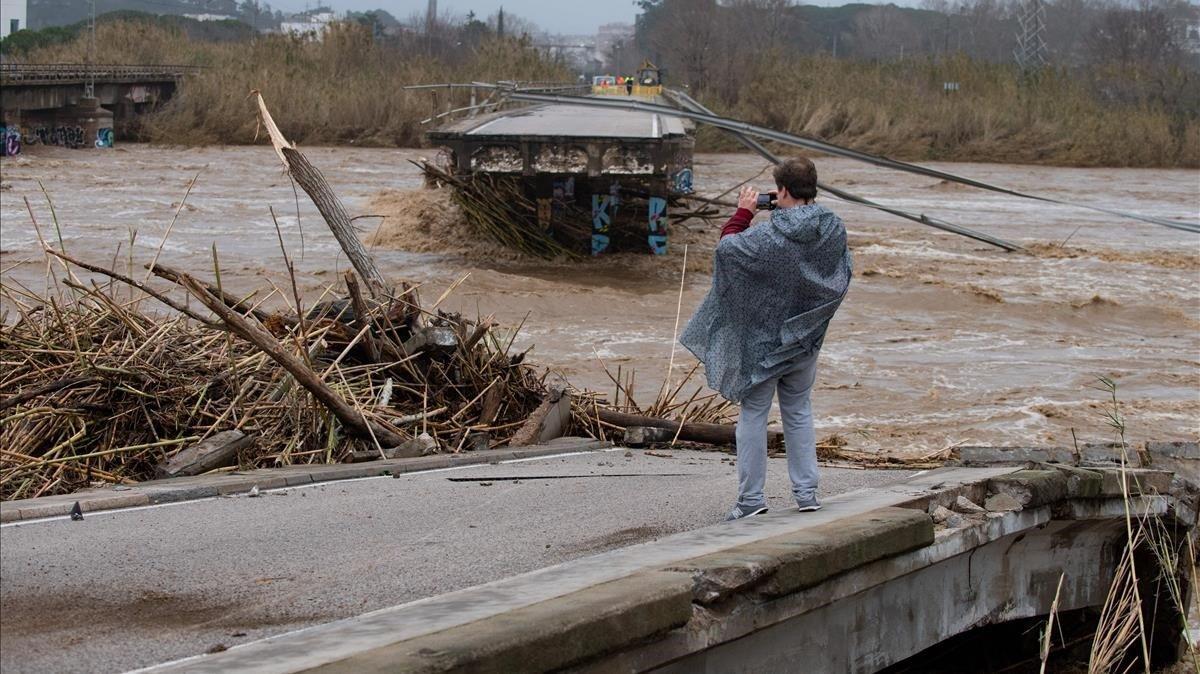 zentauroepp51875868 a man takes a picture of a fallen bridge in malgrat de mar  200122220301