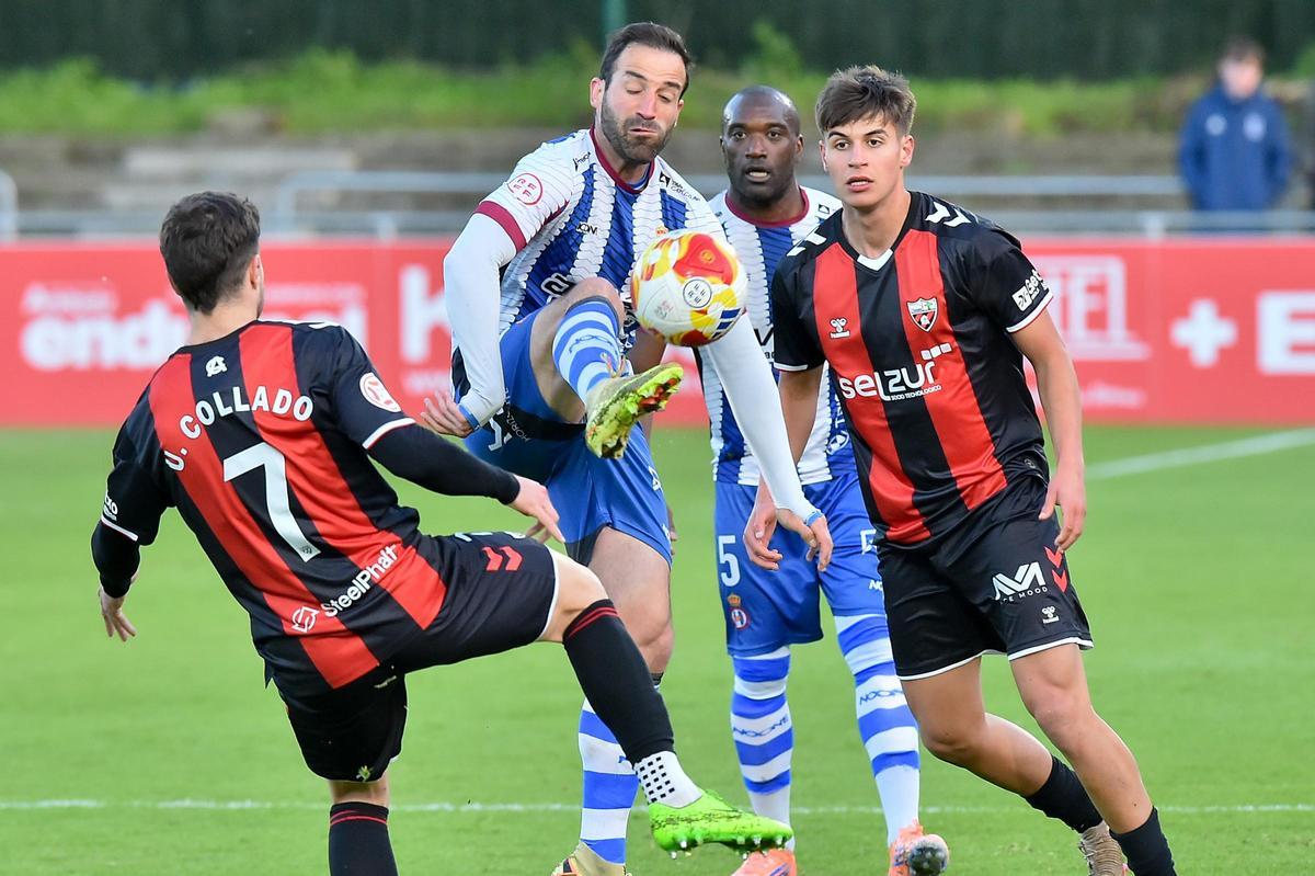 Edu Campabadal ante varios futbolista del Arenas de Getxo, el pasado sábado.