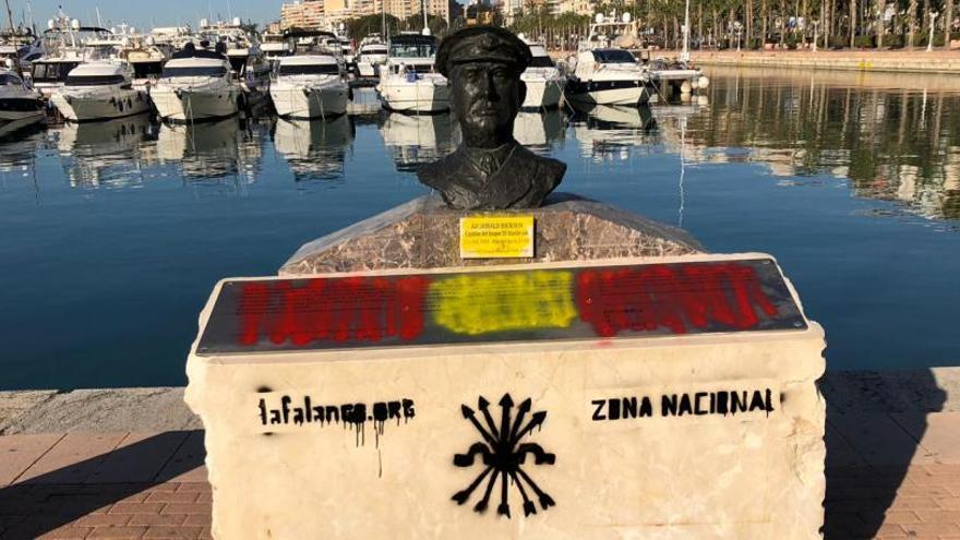 El busto del capitán del Stanbrook en el Puerto de Alicante amanece con pintadas de la Falange