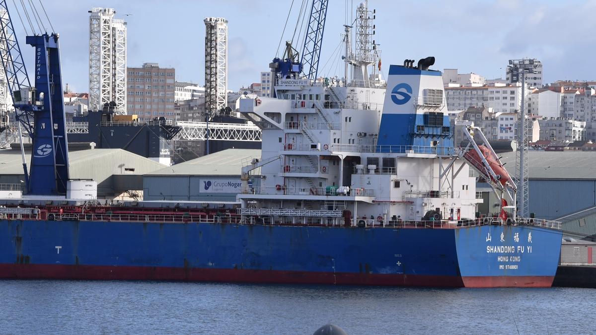 El barco Shandong Fu Yi, de bandera hongkonesa, que investiga la Guardia Civil