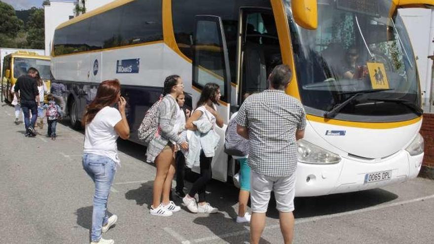 Estudiantes del CEIP Reibón cogen el autobús a la salida. // S. Álvarez