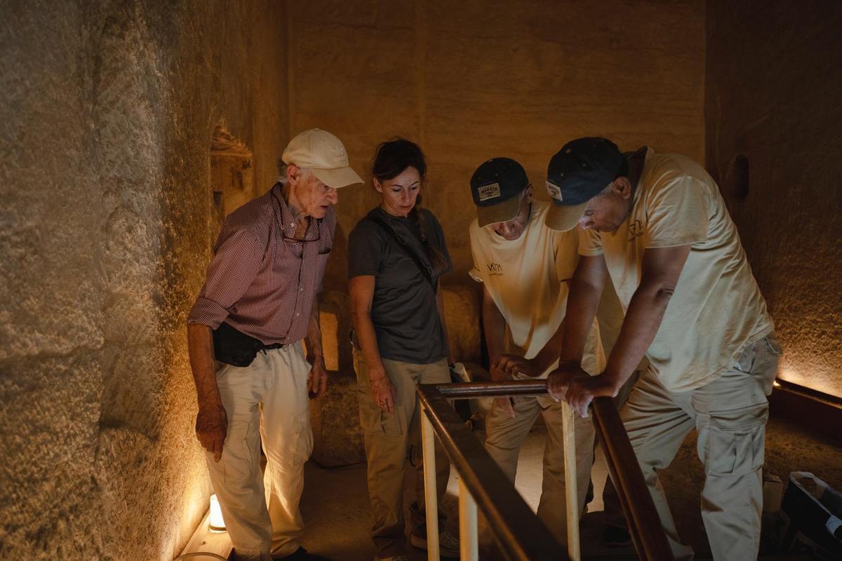 Noemi Barbero, con técnicos de Varona, revisando algunas de las instalaciones.