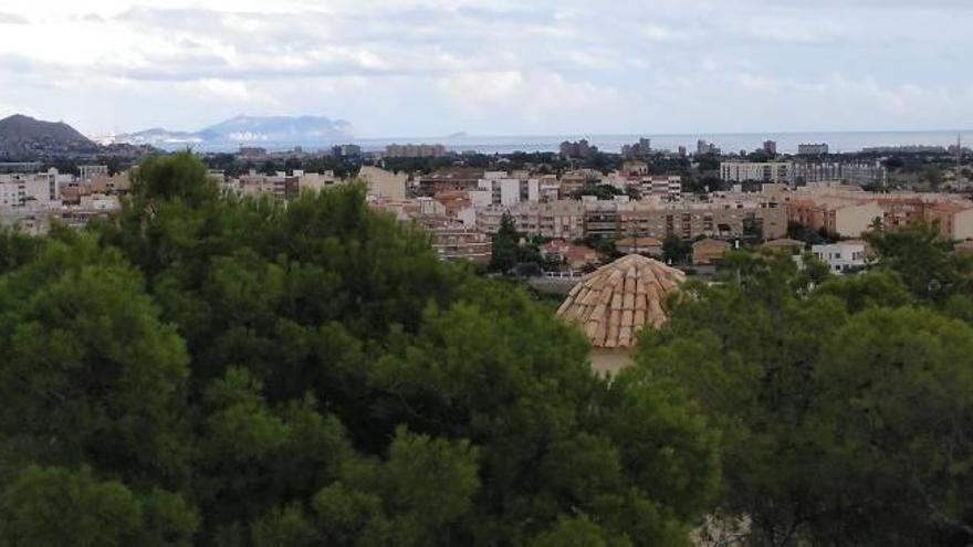Panorámica actual del casco urbano de Mutxamel que se divisa desde lo alto del Calvari.