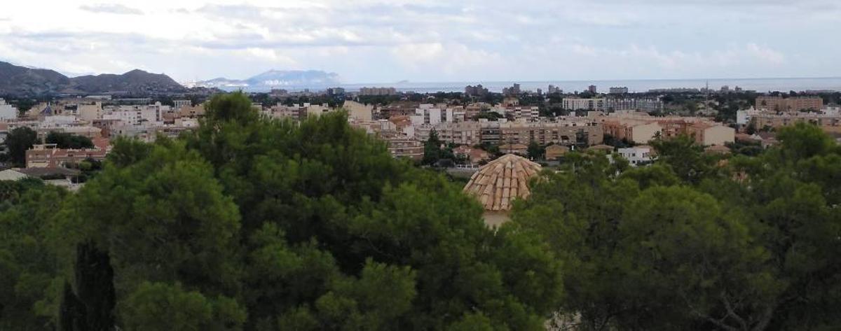Panorámica actual del casco urbano de Mutxamel que se divisa desde lo alto del Calvari.