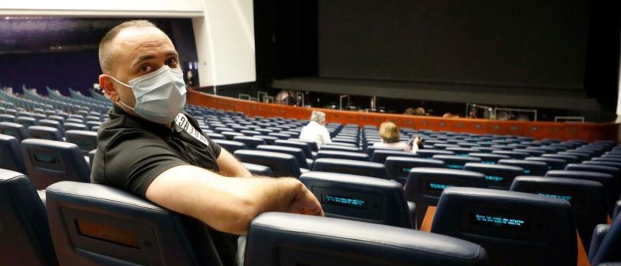 Anselmo Alonso, responsable
de los subtítulos de Les Arts,
en la platea del coliseo
operístico.  M.A.Montesinos