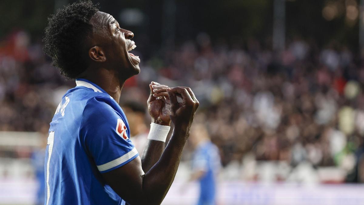 Xabi Alonso: "Con Vinicius en su momento vamos a hablar...dentro del vestuario"