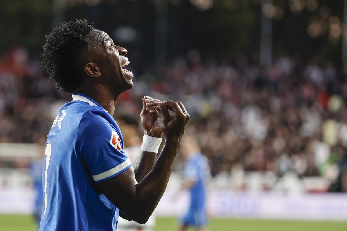El delantero del Real Madrid Vinicius Jr gesticula durante el partido contra el Rayo.