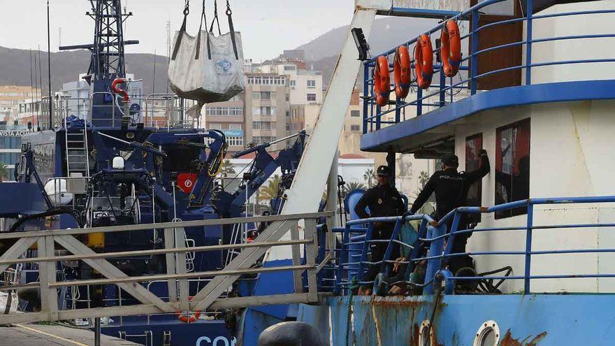 Atrapan al sur de Canarias a un pesquero con 2.900 kilos de cocaína