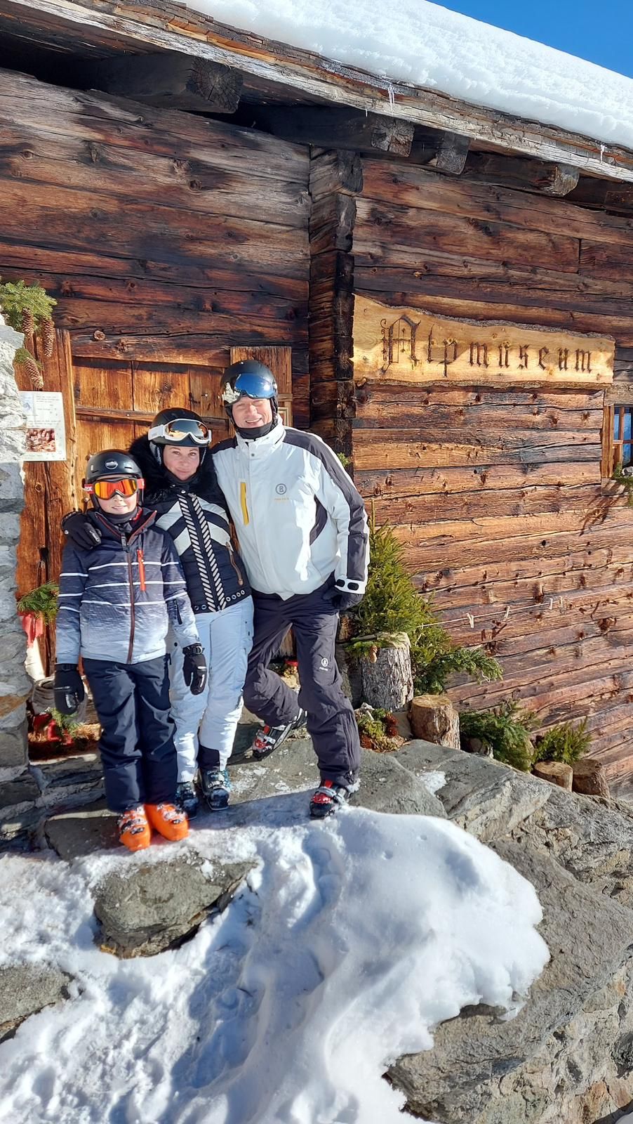 Marion Pfaff samt Partner und Sohn im Ski-Urlaub