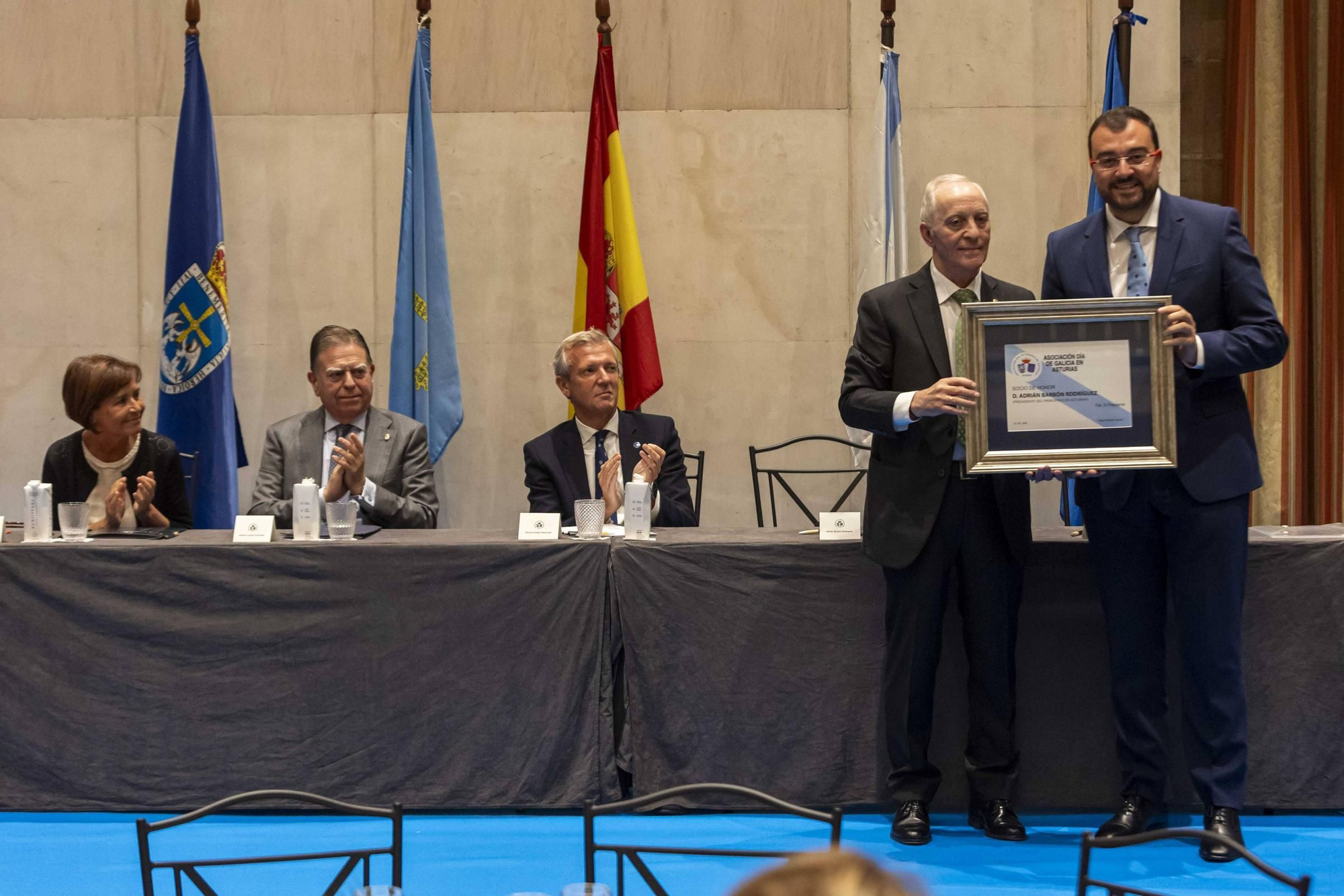 La Asociación Día de Galicia en Asturias entrega su medalla de oro a Adrián Barbón y Carmen Moriyón