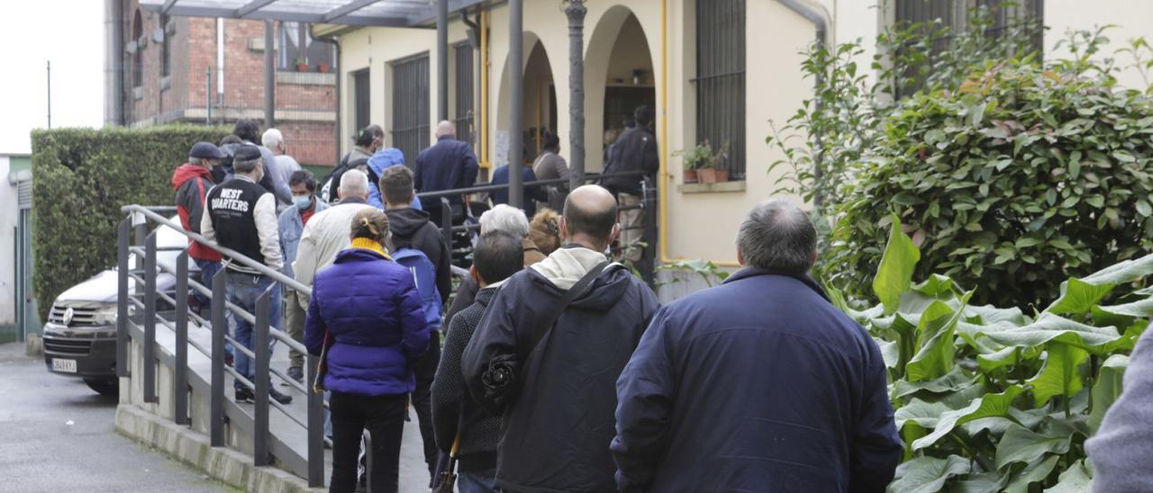 Cola a la entrada de la Cocina Económica de Oviedo. | Fernando Rodríguez