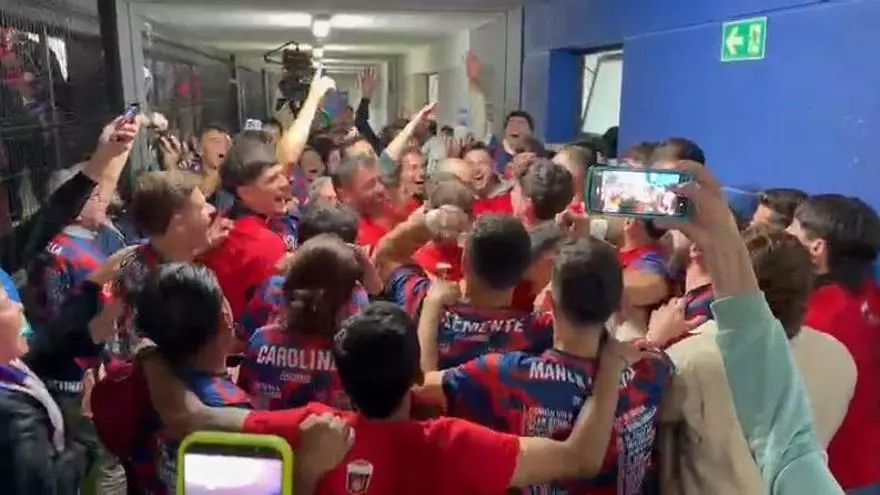Claudio Barragán, aclamado por la plantilla del Eldense y del filial