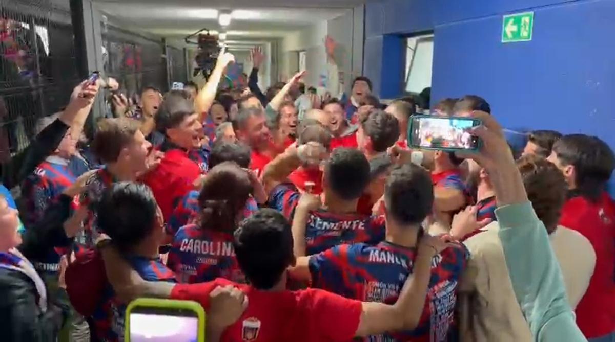 Claudio Barragán, aclamado por la plantilla del Eldense y del filial