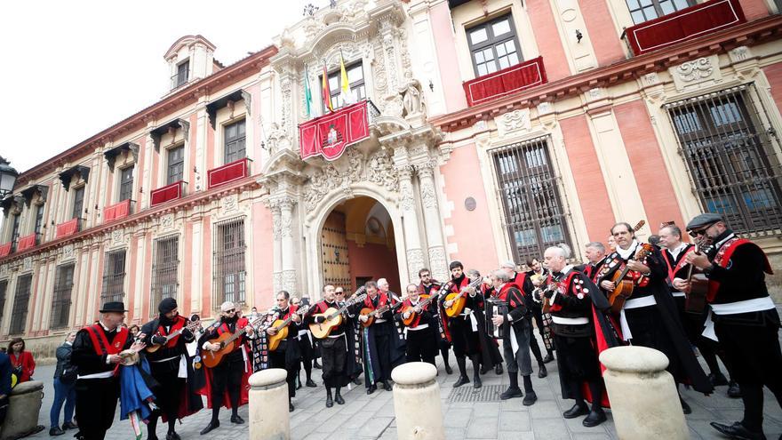 La Tuna de Peritos Industriales cantando ante el Palacio Arzobispal. / Víctor Rodríguez